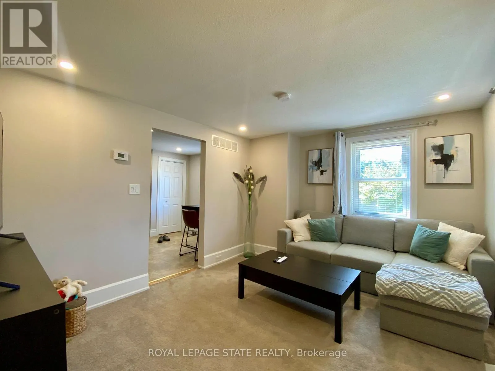 358 DUNDAS STREET E