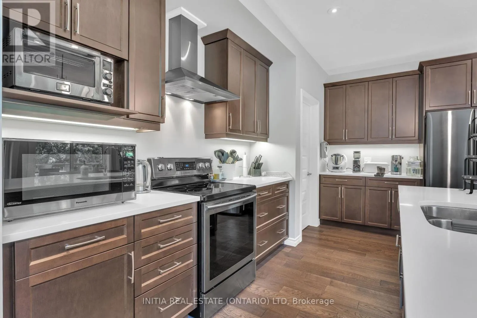 1303 DYER CRESCENT
