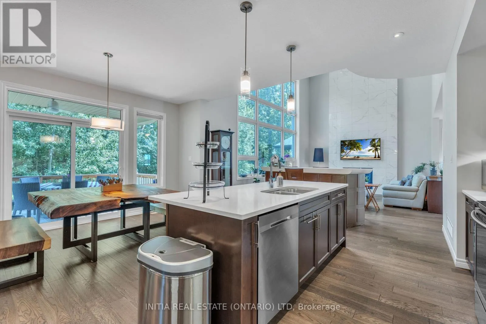1303 DYER CRESCENT