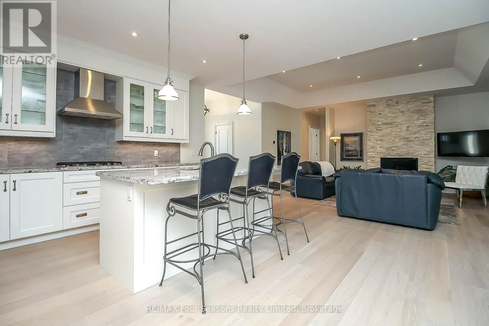120 SCHOOLHOUSE COURT