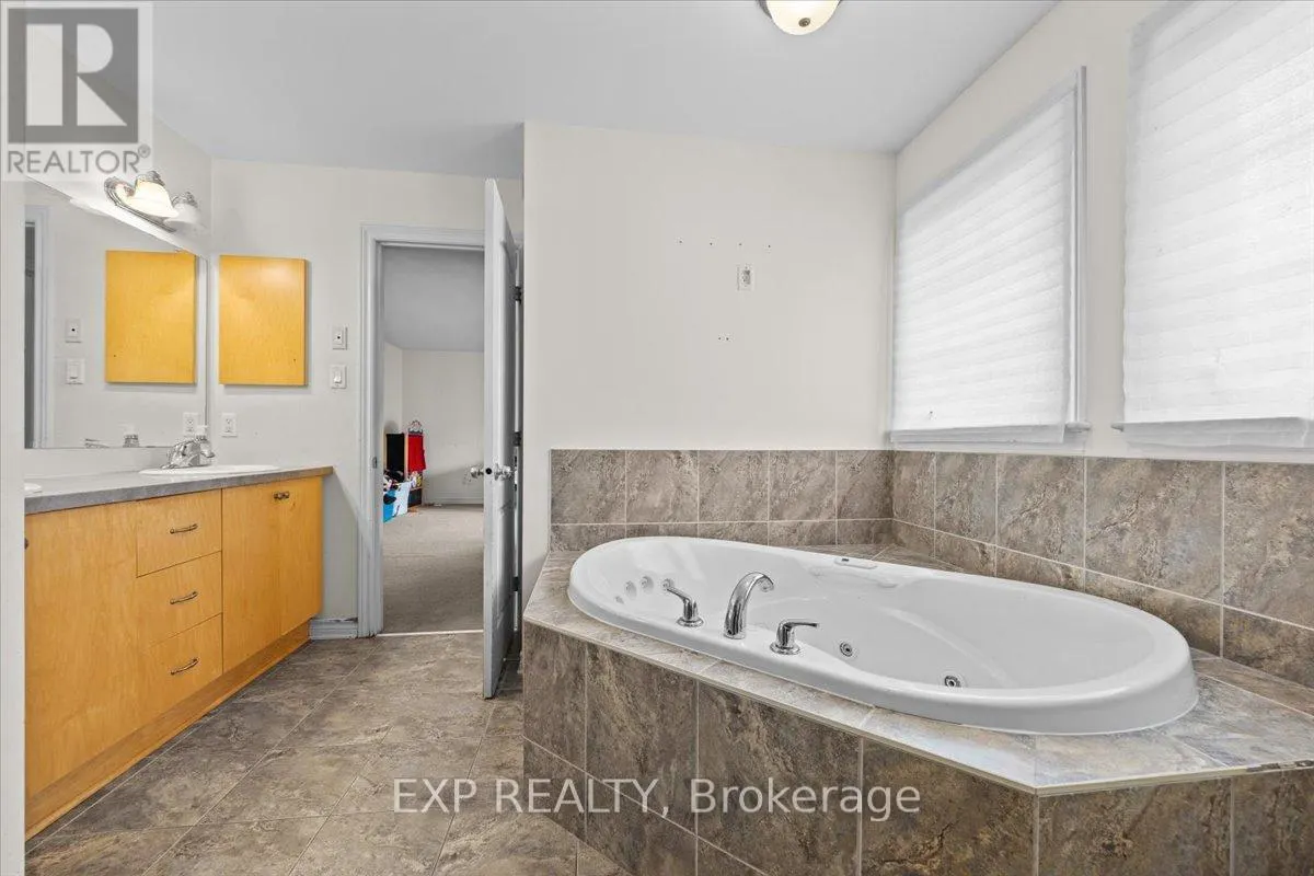 121 DAGLAN CRESCENT