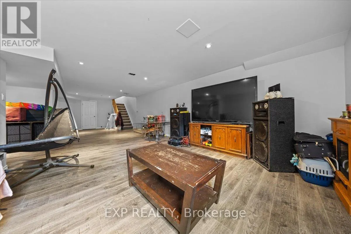 121 DAGLAN CRESCENT