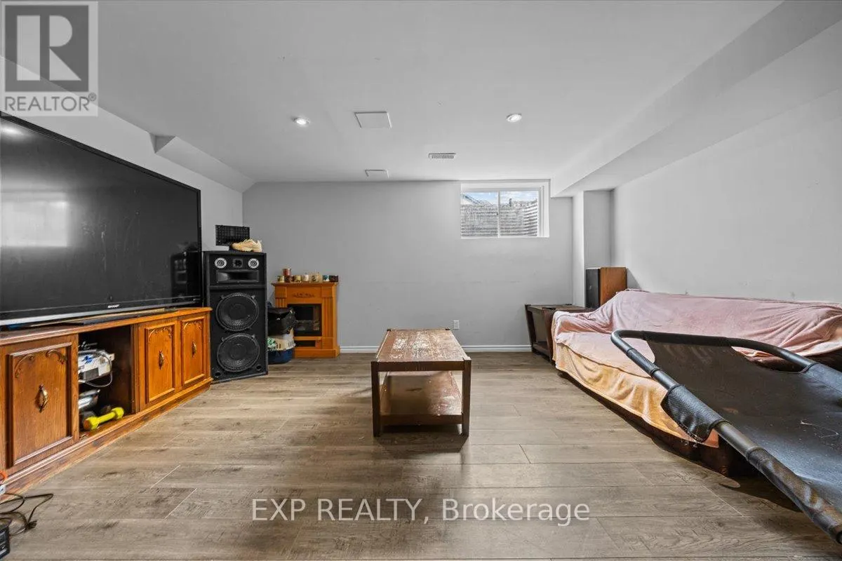 121 DAGLAN CRESCENT