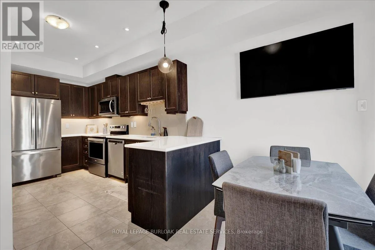 26 - 383 DUNDAS STREET E