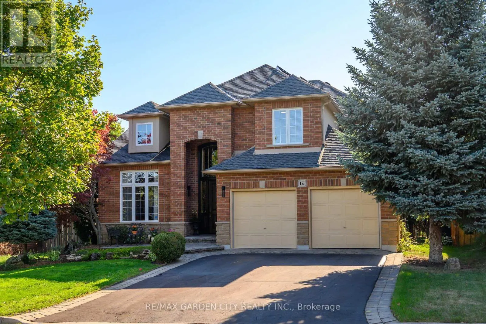 19 GOLF WOODS DRIVE
