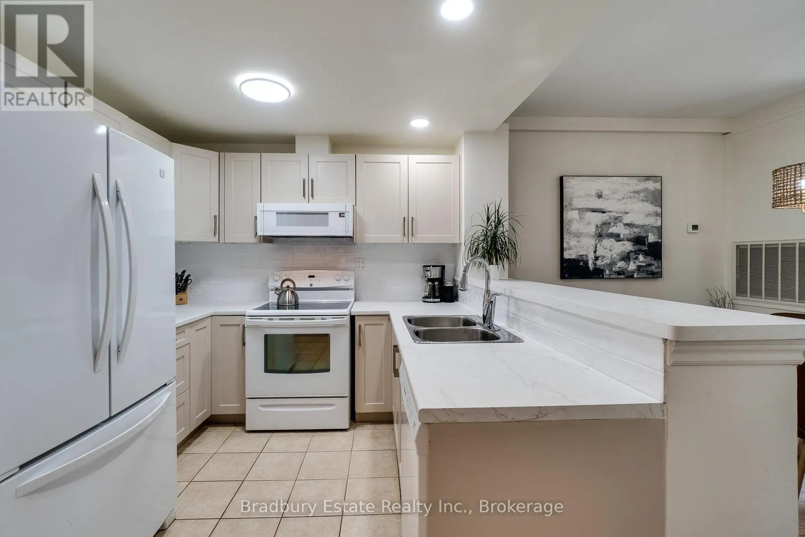 105 - 262 DUNDAS STREET E, #105