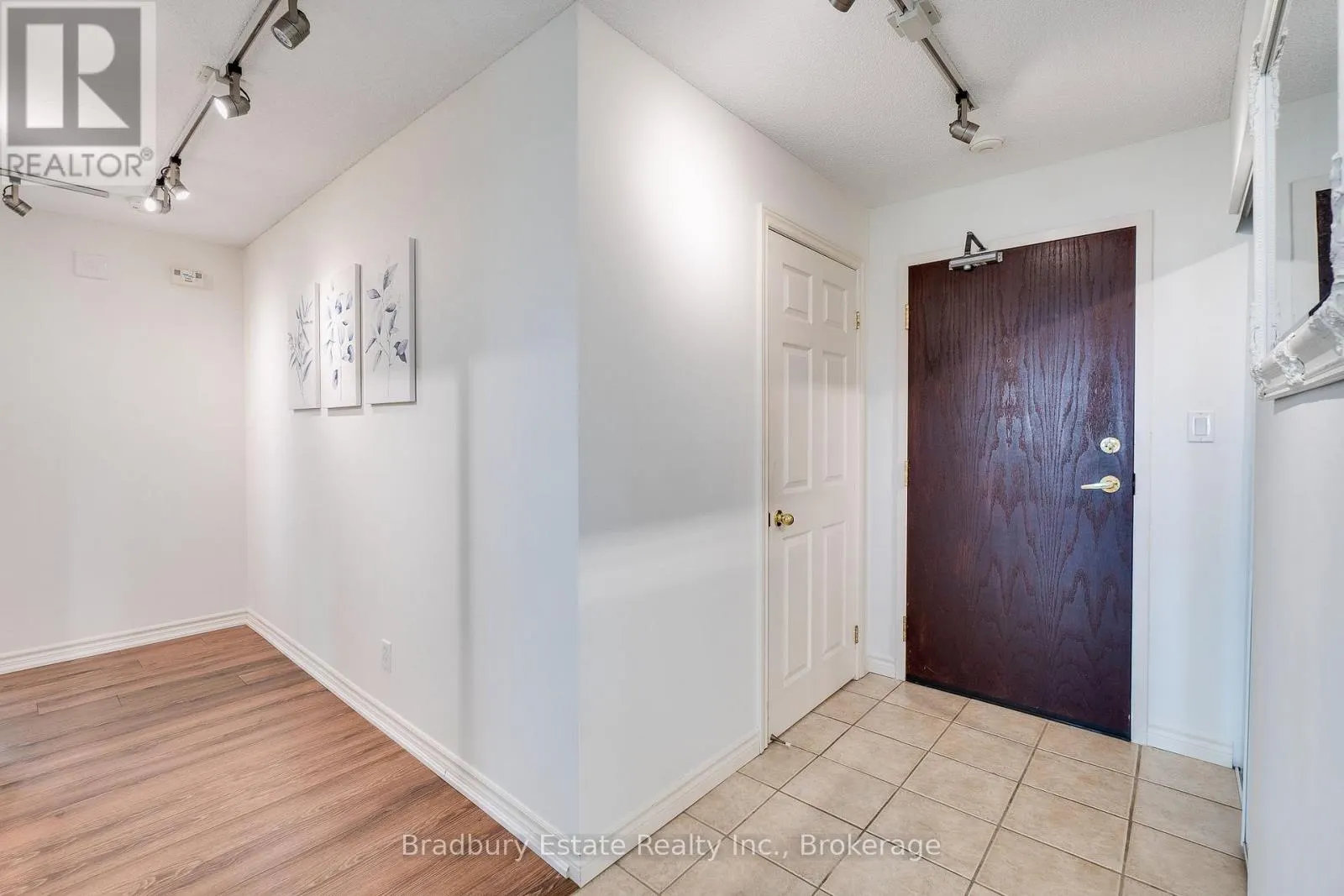 105 - 262 DUNDAS STREET E, #105