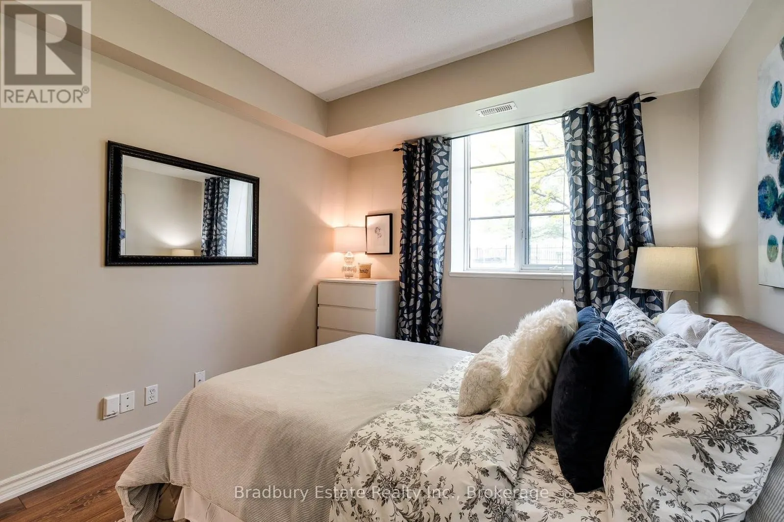 105 - 262 DUNDAS STREET E, #105
