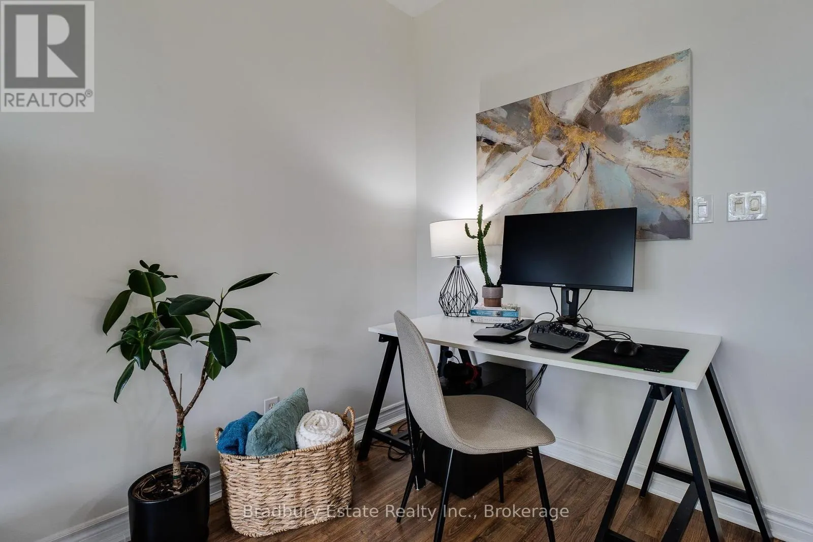 105 - 262 DUNDAS STREET E, #105