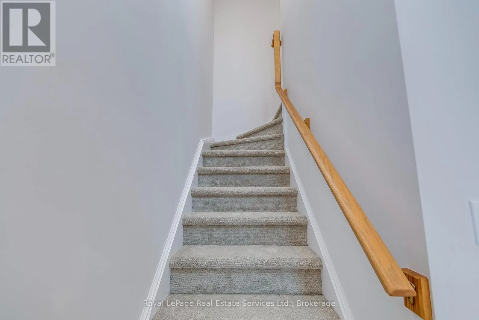 39 FOXBOROUGH DRIVE