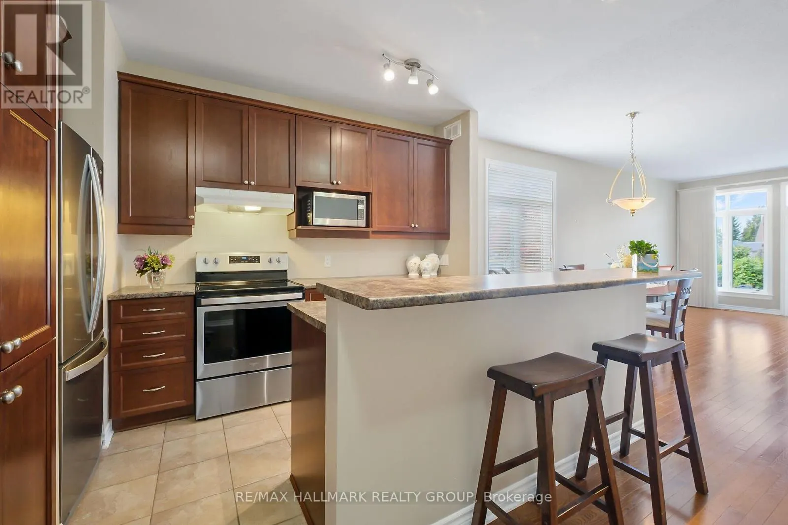 325 FARINCOURT CRESCENT