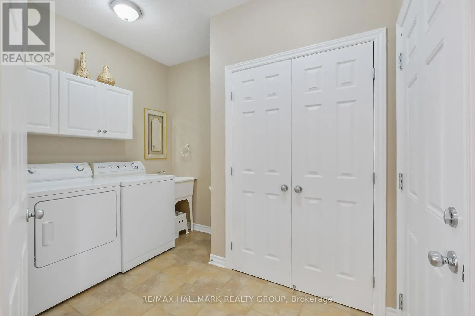325 FARINCOURT CRESCENT