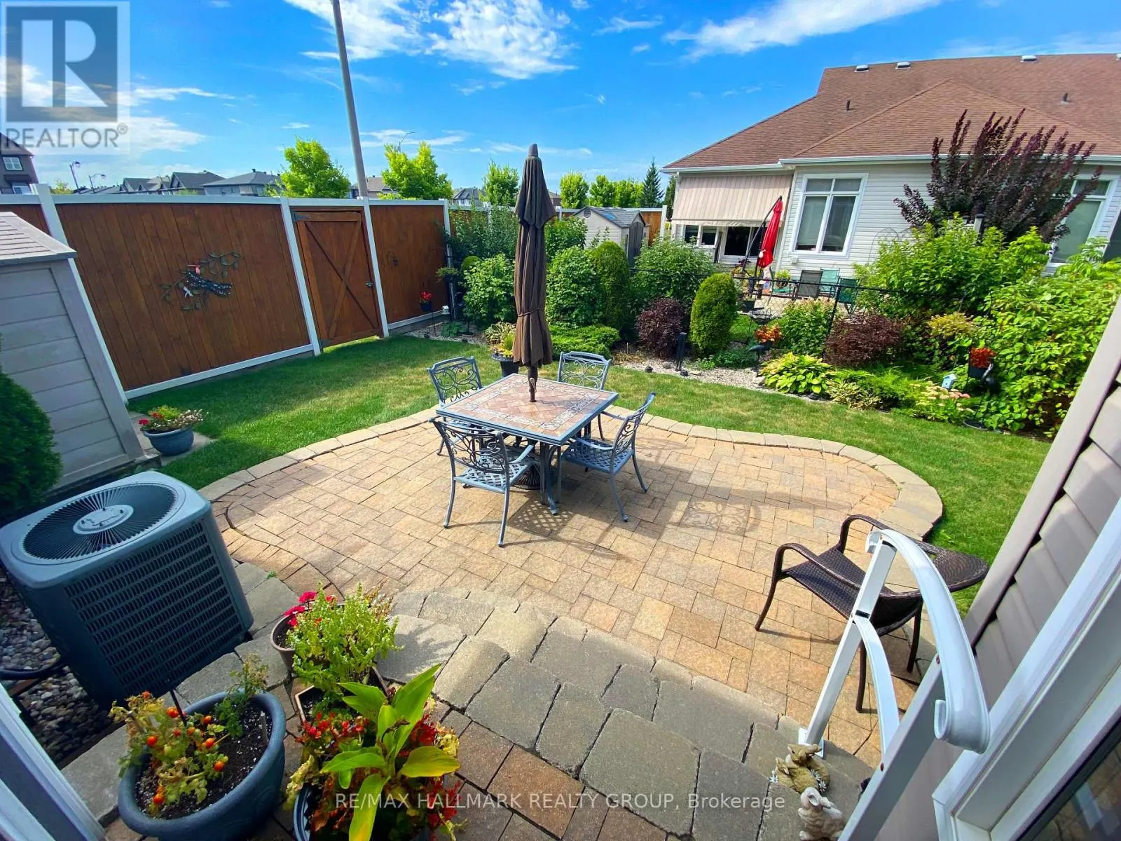 325 FARINCOURT CRESCENT