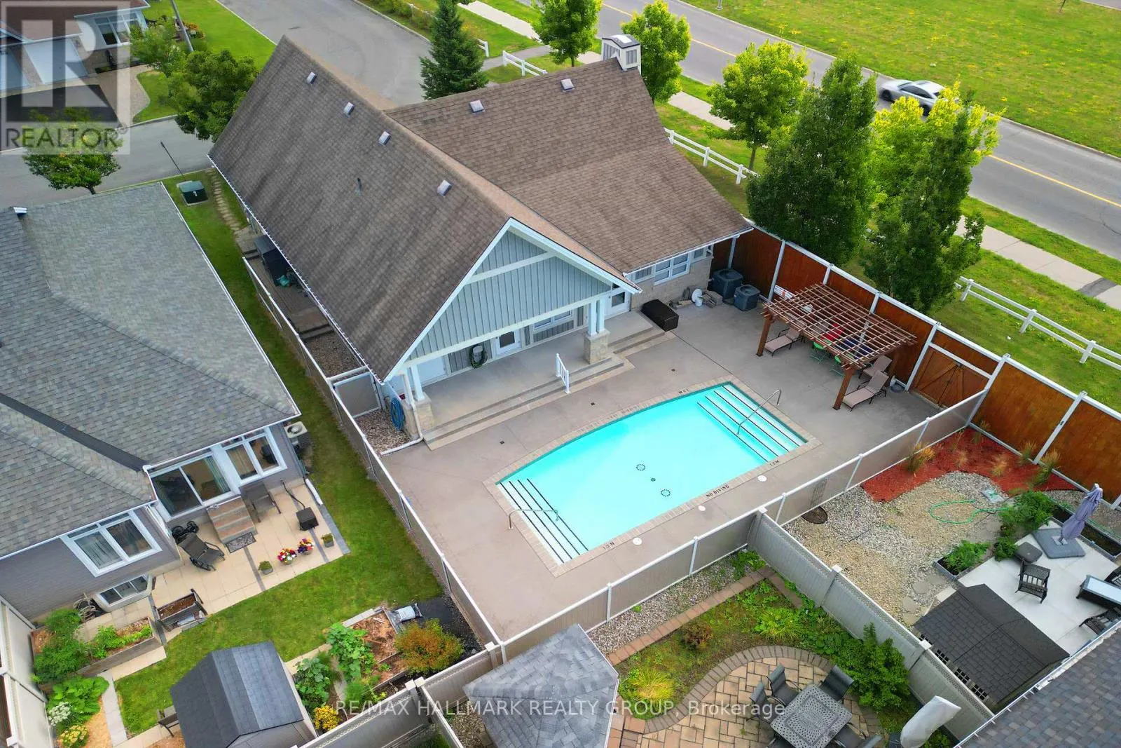 325 FARINCOURT CRESCENT