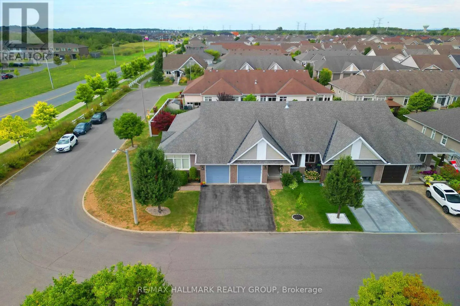 325 FARINCOURT CRESCENT