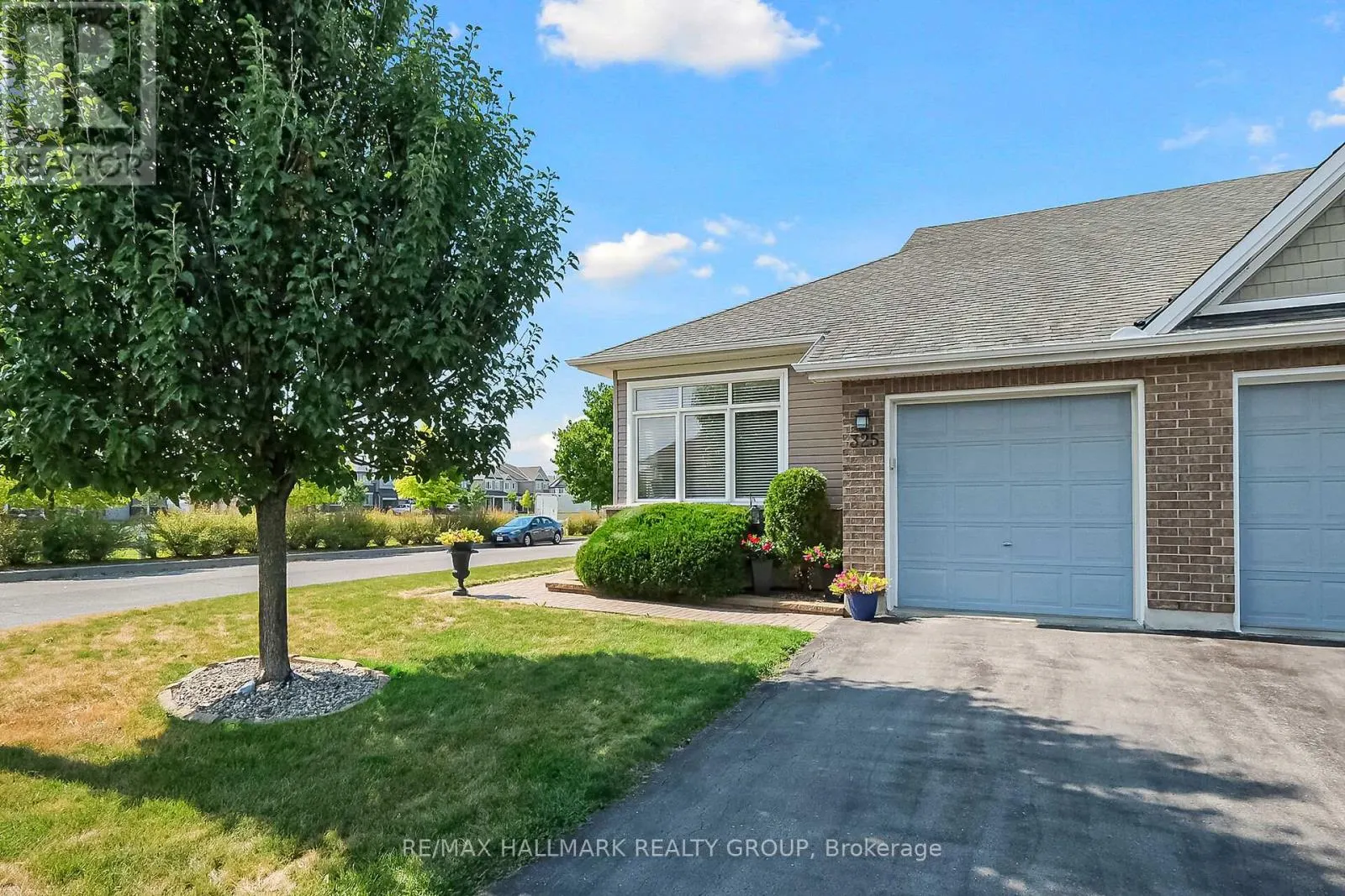 325 FARINCOURT CRESCENT