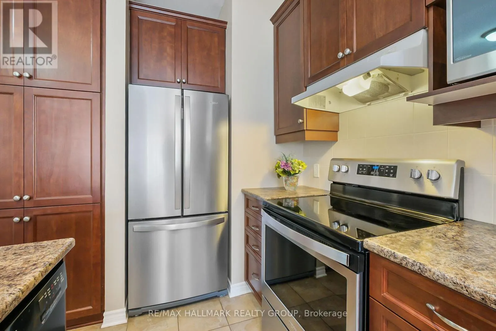 325 FARINCOURT CRESCENT
