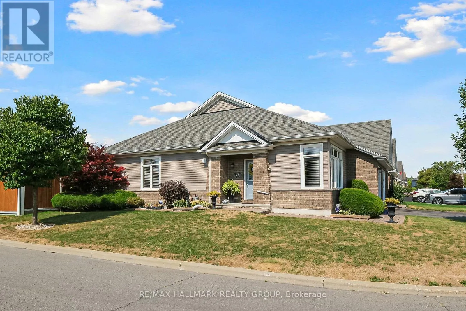 325 FARINCOURT CRESCENT