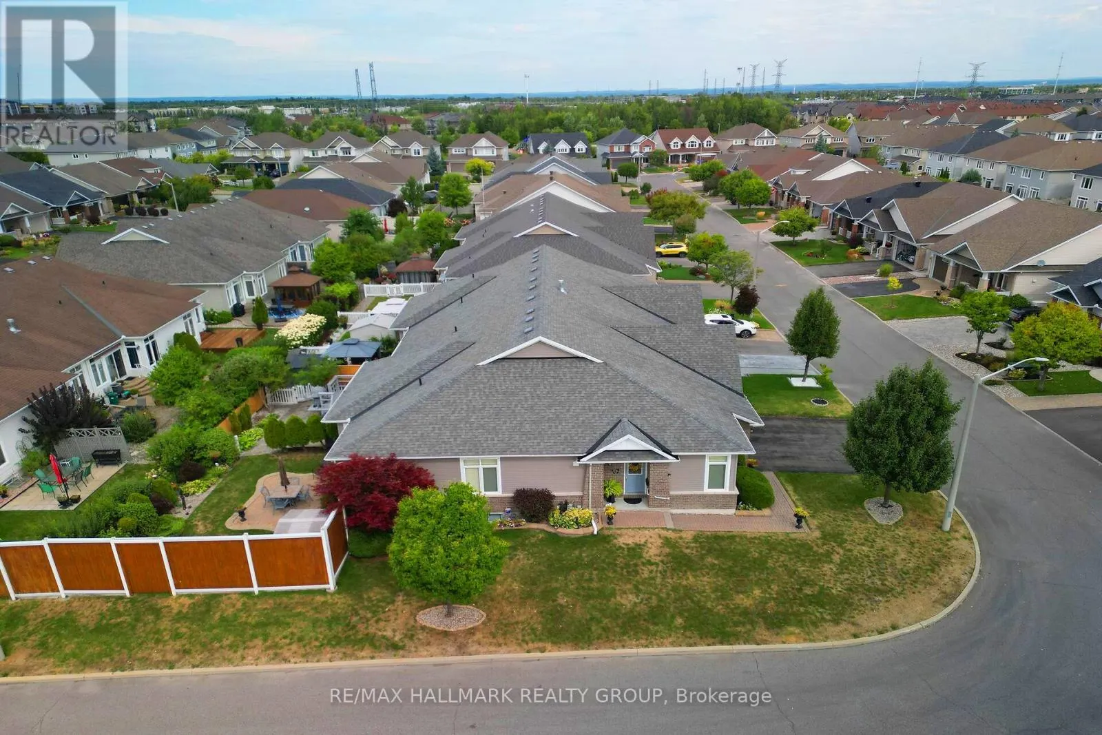 325 FARINCOURT CRESCENT