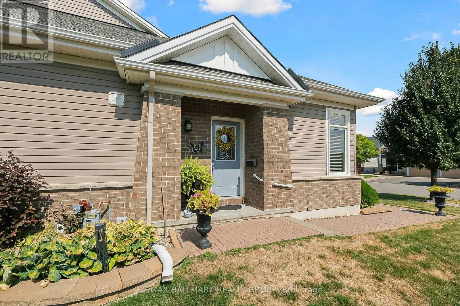 325 FARINCOURT CRESCENT