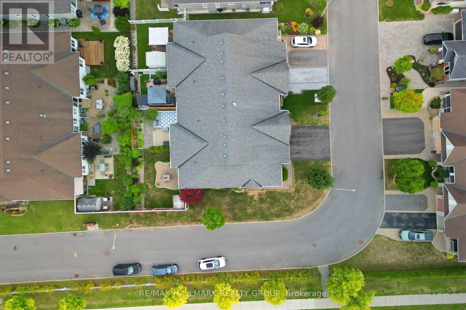 325 FARINCOURT CRESCENT