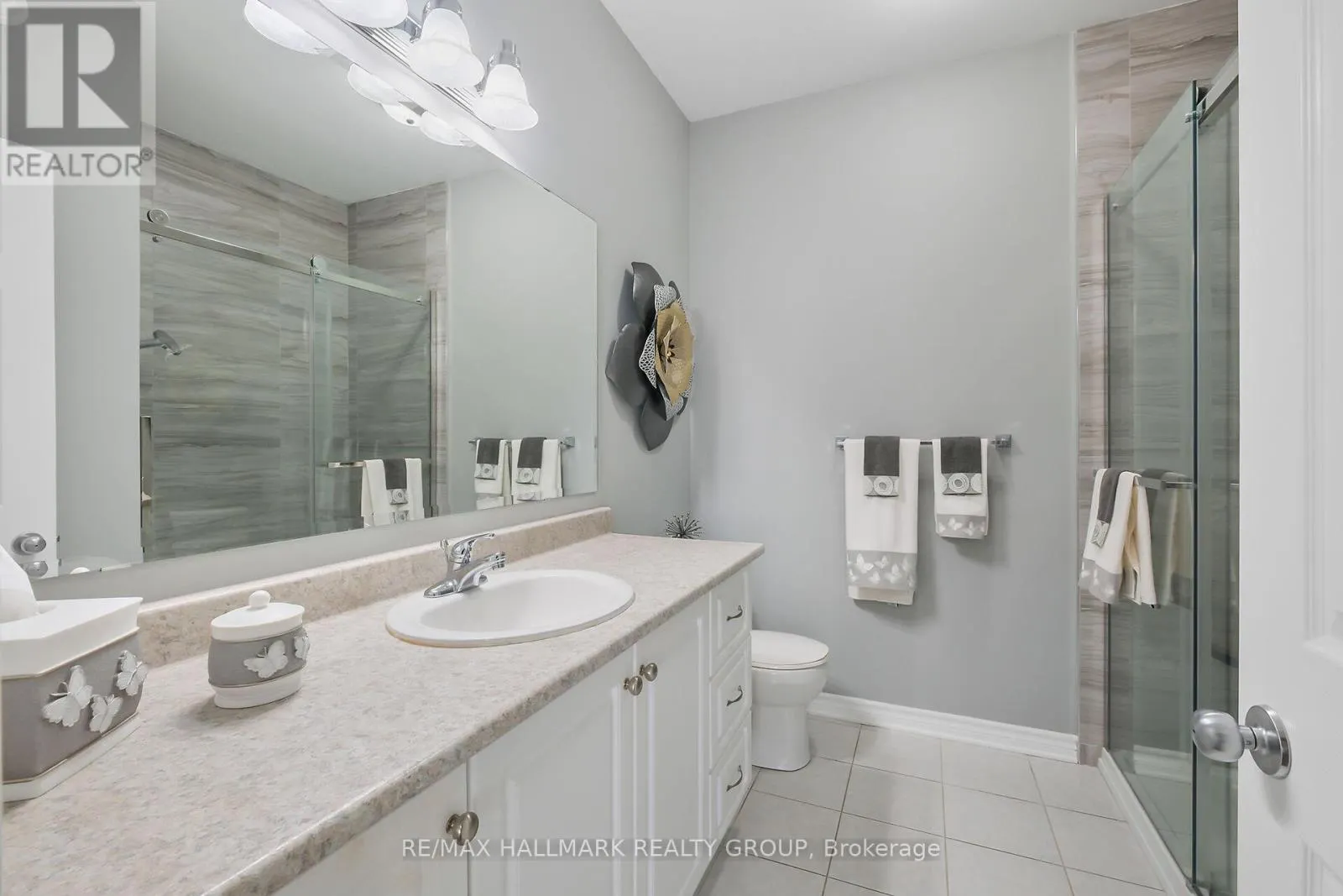 325 FARINCOURT CRESCENT