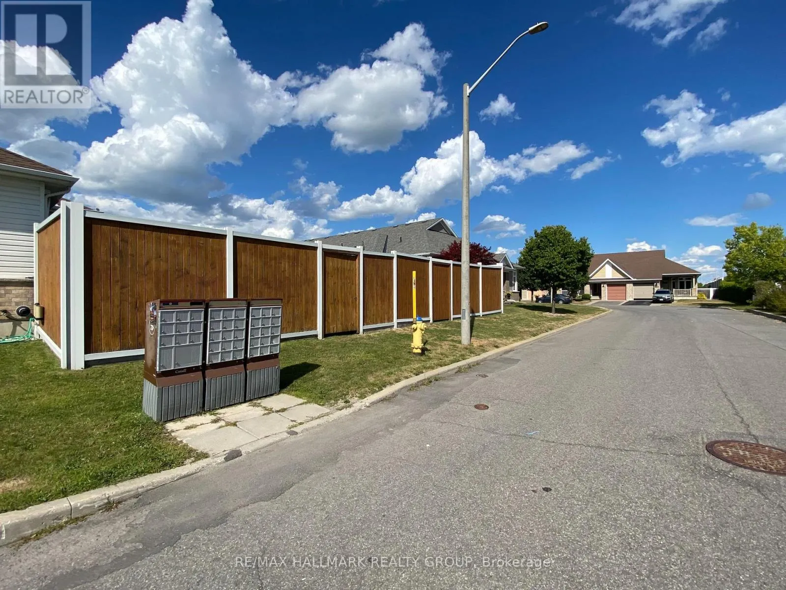 325 FARINCOURT CRESCENT