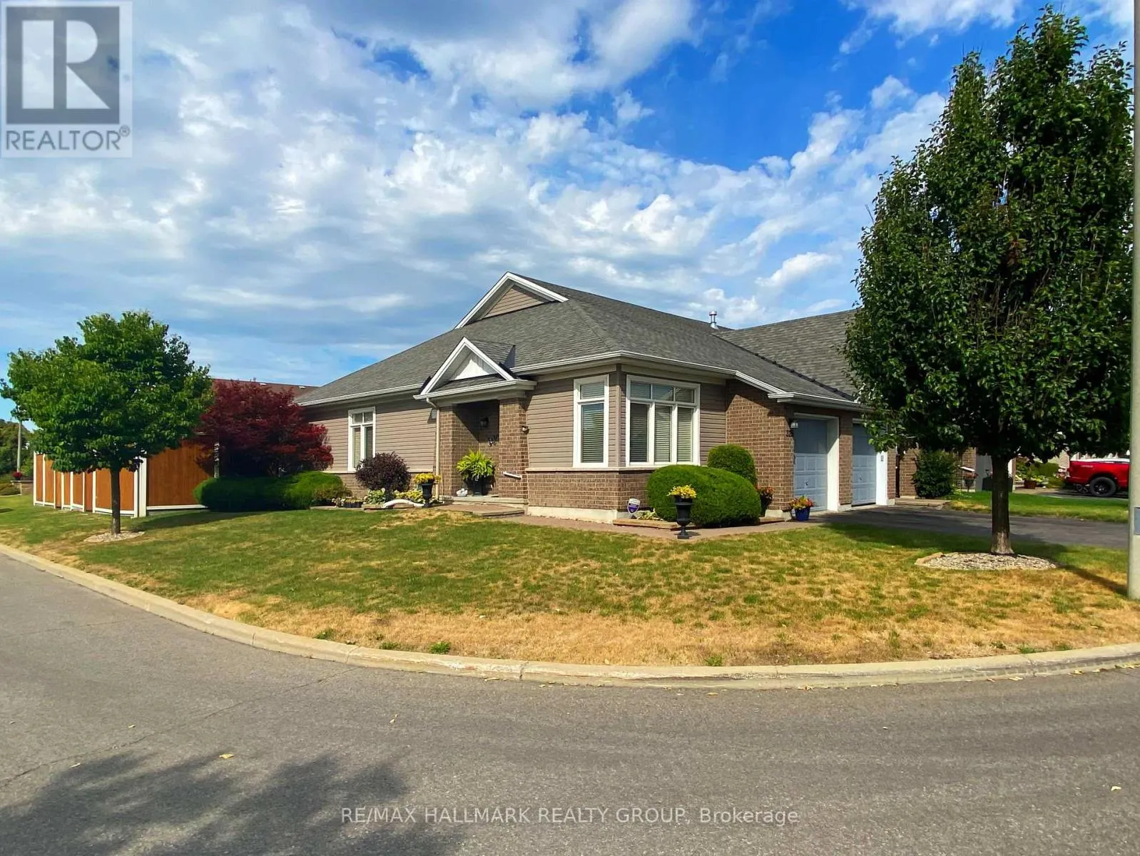 325 FARINCOURT CRESCENT