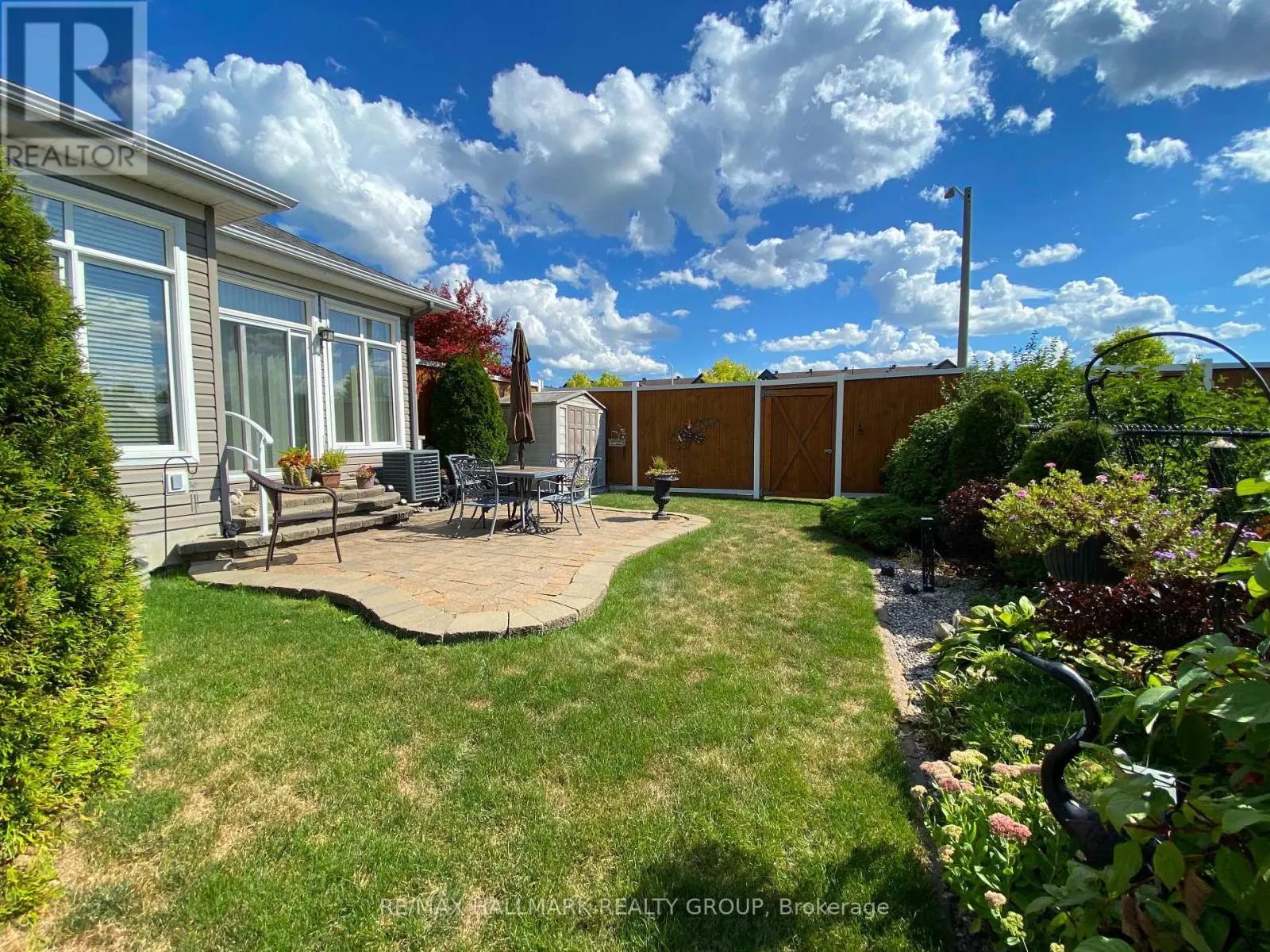 325 FARINCOURT CRESCENT