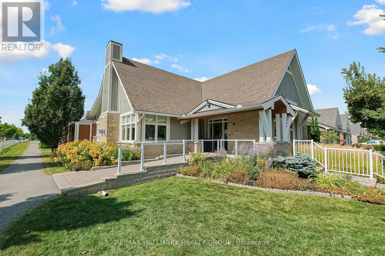 325 FARINCOURT CRESCENT