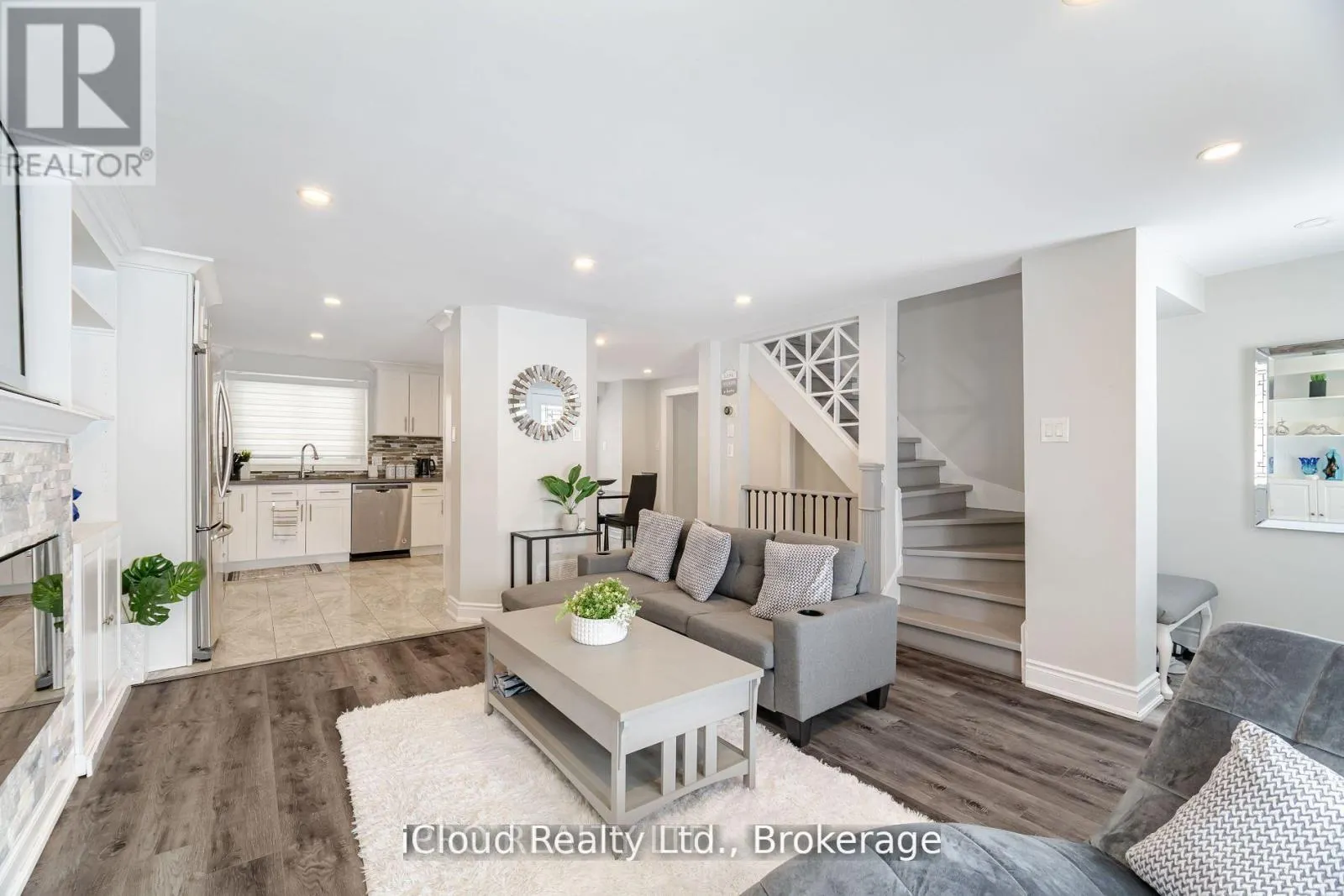 512 PINETREE CRESCENT