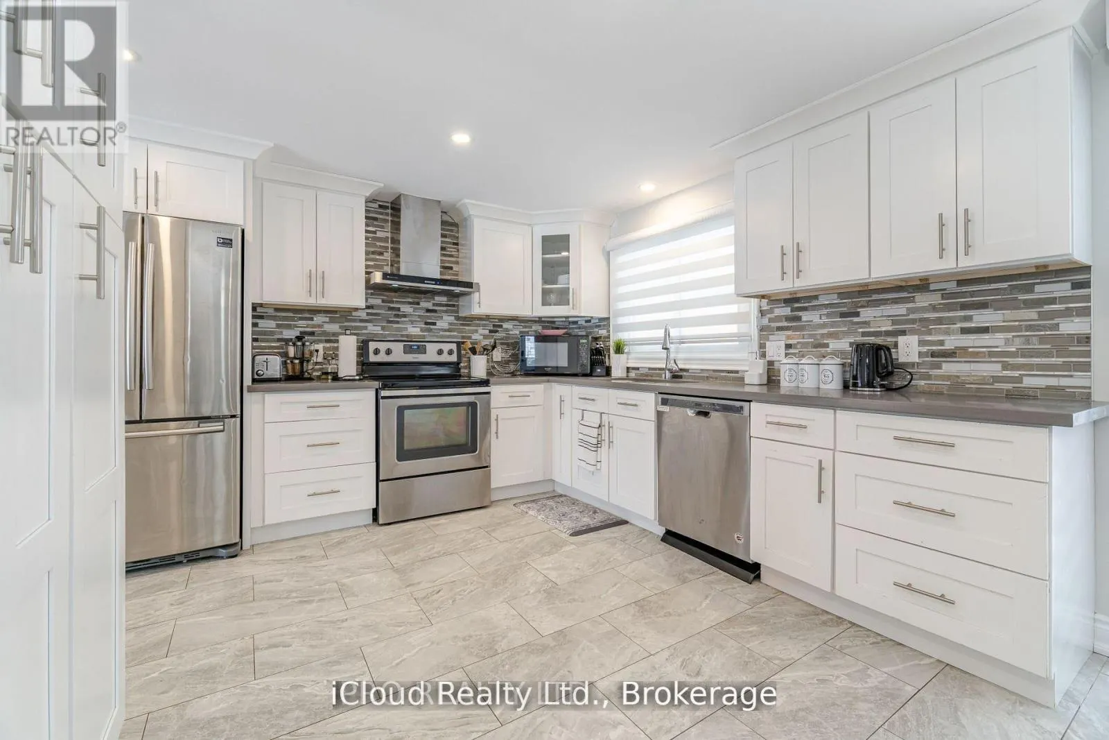 512 PINETREE CRESCENT