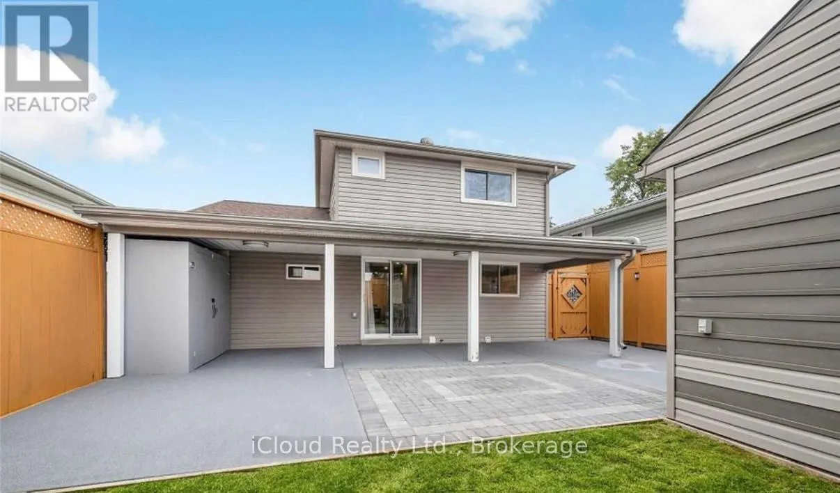 512 PINETREE CRESCENT