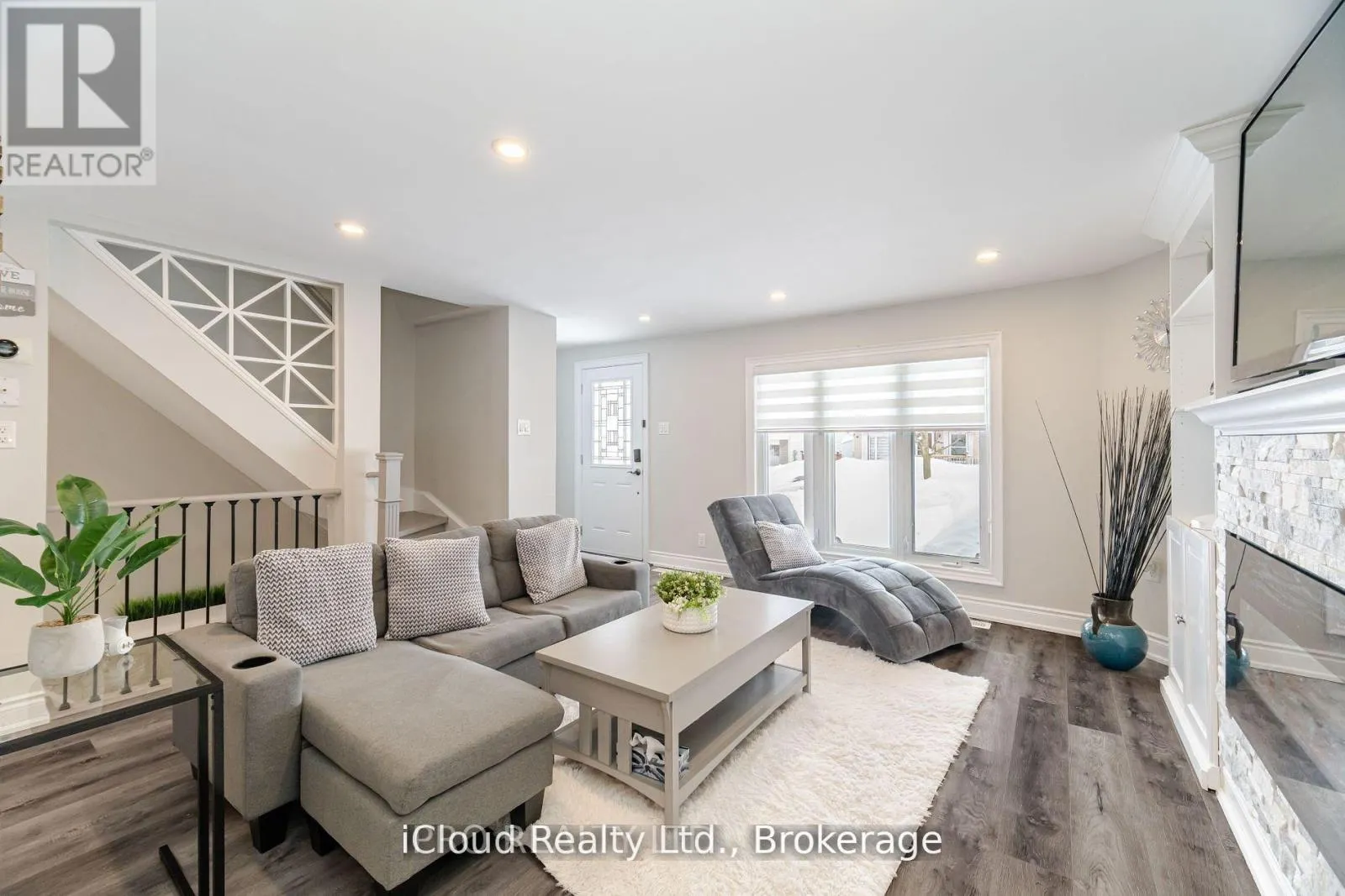 512 PINETREE CRESCENT