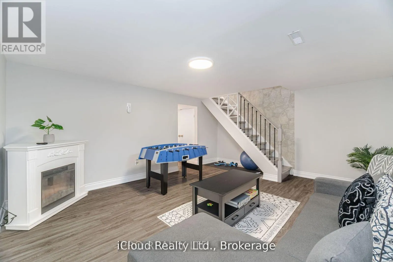 512 PINETREE CRESCENT