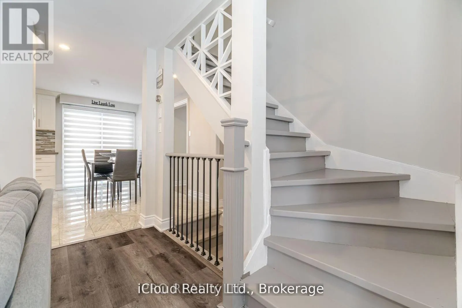 512 PINETREE CRESCENT