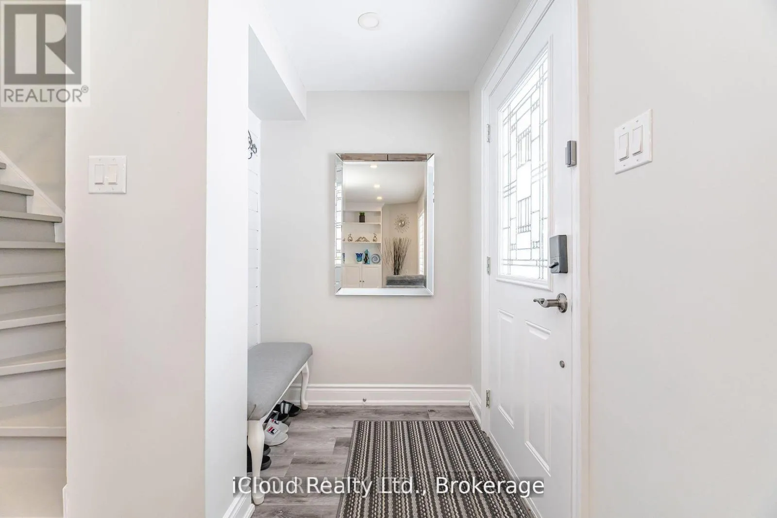 512 PINETREE CRESCENT