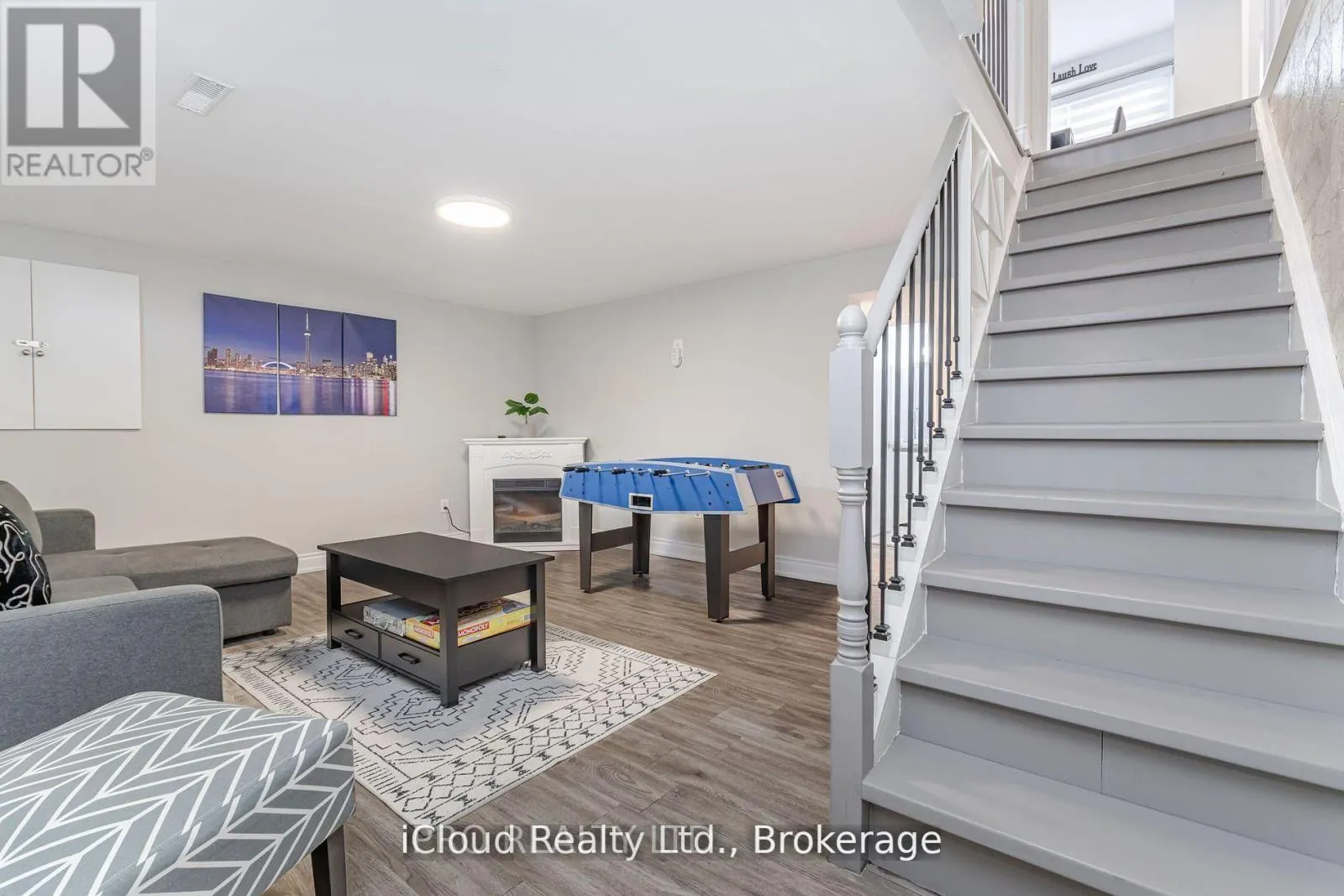 512 PINETREE CRESCENT