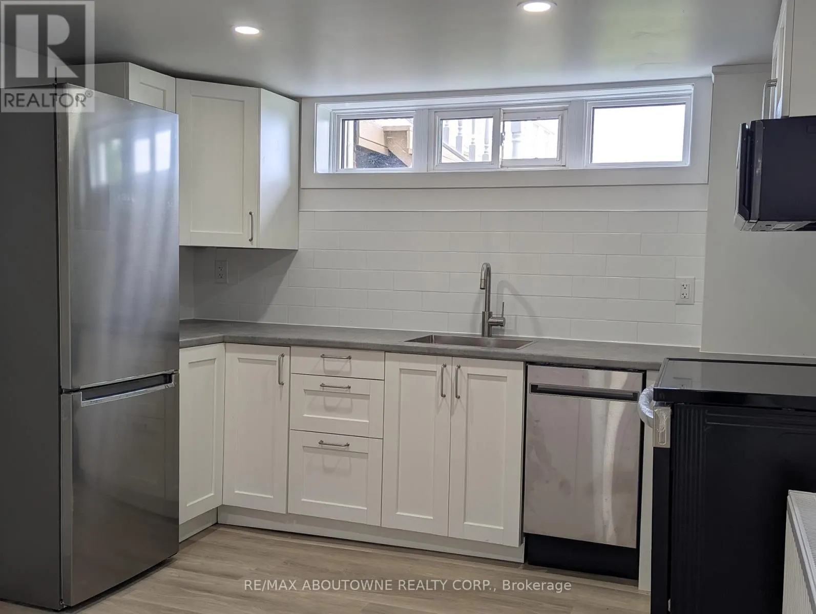 LOWER - 439 BAY STREET N