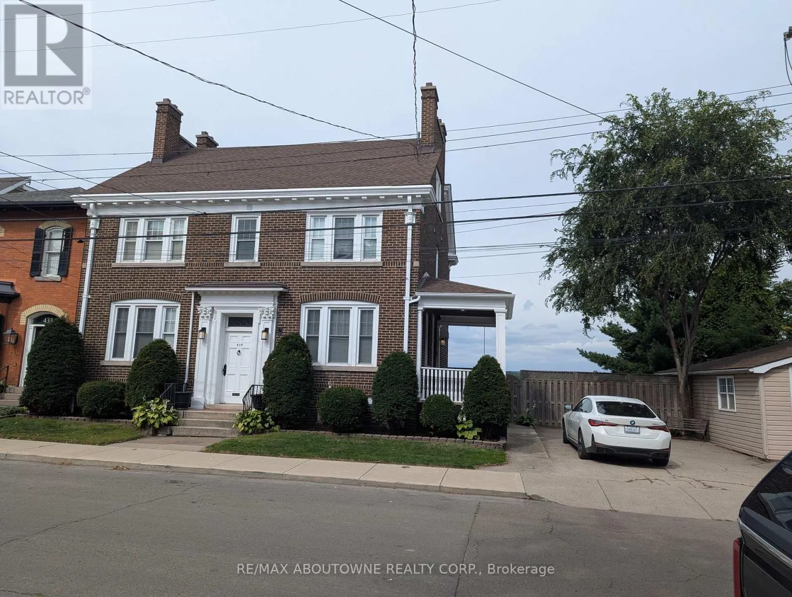LOWER - 439 BAY STREET N