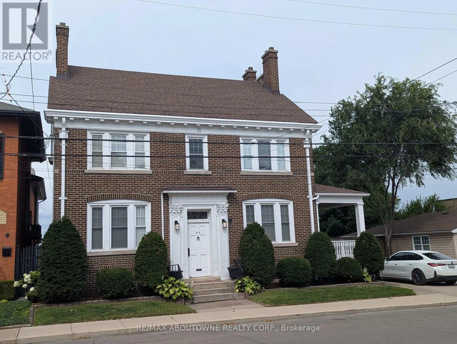 LOWER - 439 BAY STREET N