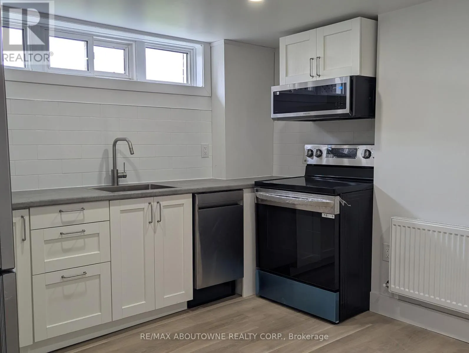 LOWER - 439 BAY STREET N