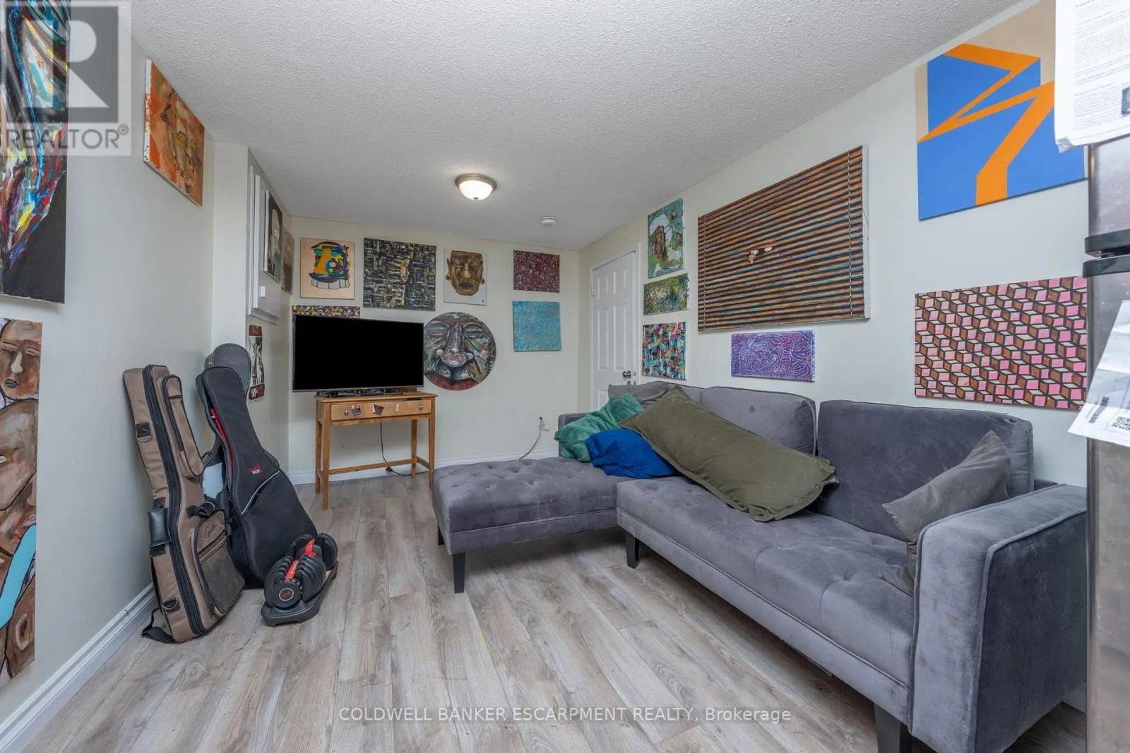 181 - 302 COLLEGE AVENUE W