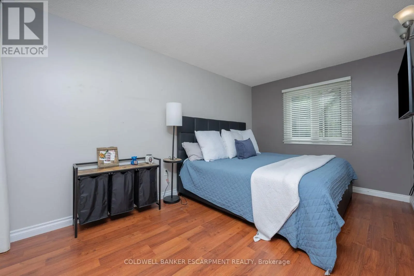 181 - 302 COLLEGE AVENUE W