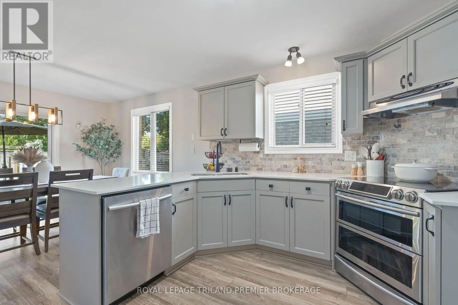 852 CRESTVIEW CRESCENT