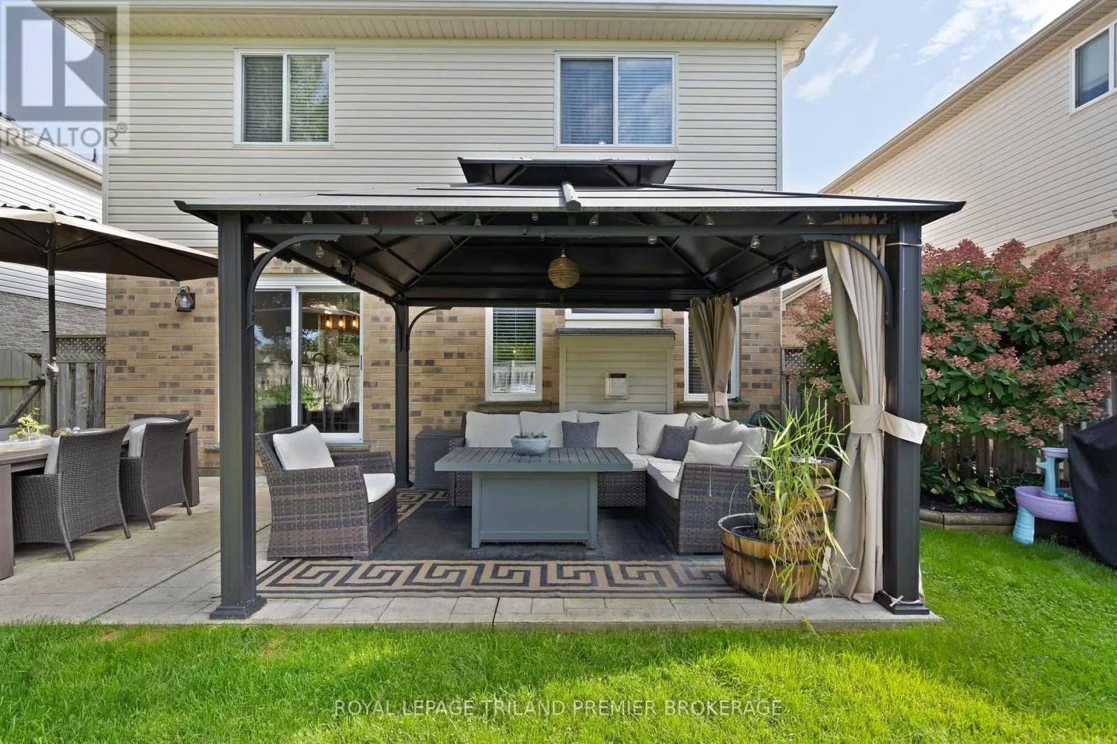 852 CRESTVIEW CRESCENT