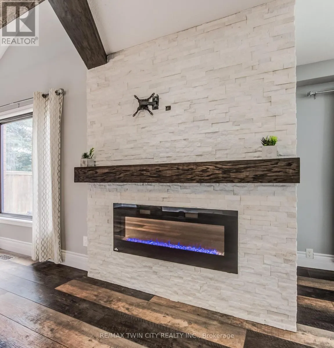 UPPER - 3 WESTVIEW CRESCENT