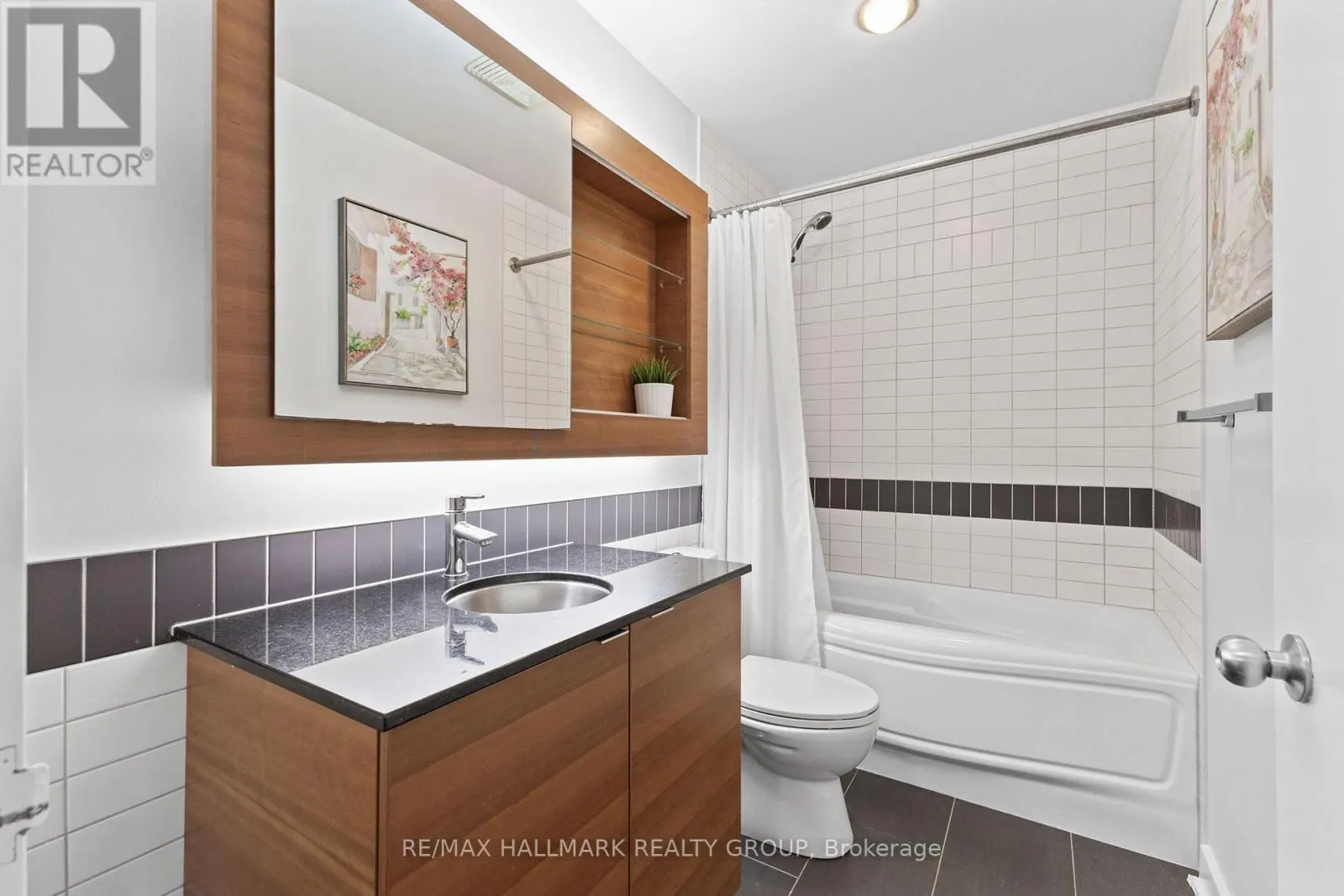 2105 - 324 LAURIER AVENUE W