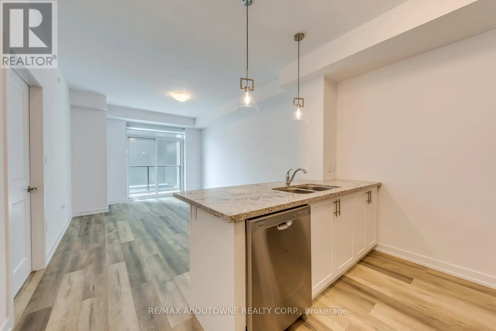 429 - 470 DUNDAS STREET E
