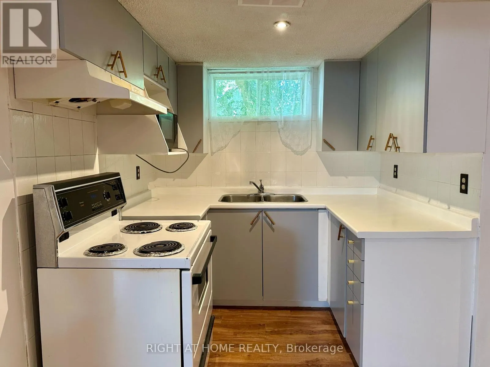 16 ROWANWOOD AVENUE